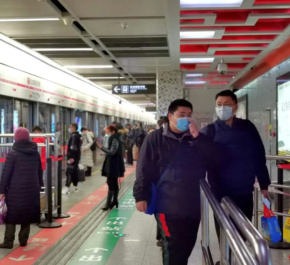 地铁戴口罩